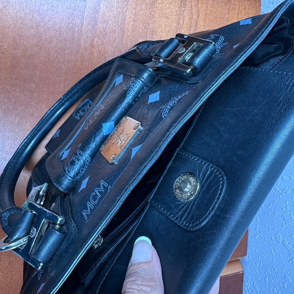 MCM VISETOS TOTE BLACK BAG/CHARM LOGO - Picture 11 of 13